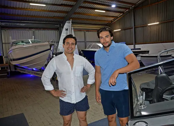 Christopher (links) und Francesco Del Castillo zeigen ihren neuen Showroom mit Motorbooten in Mardorf.